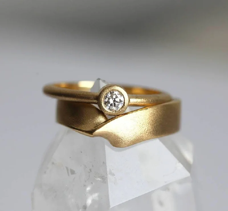 Yellow Gold Ring Set With Round Solitaire Diamond Ring