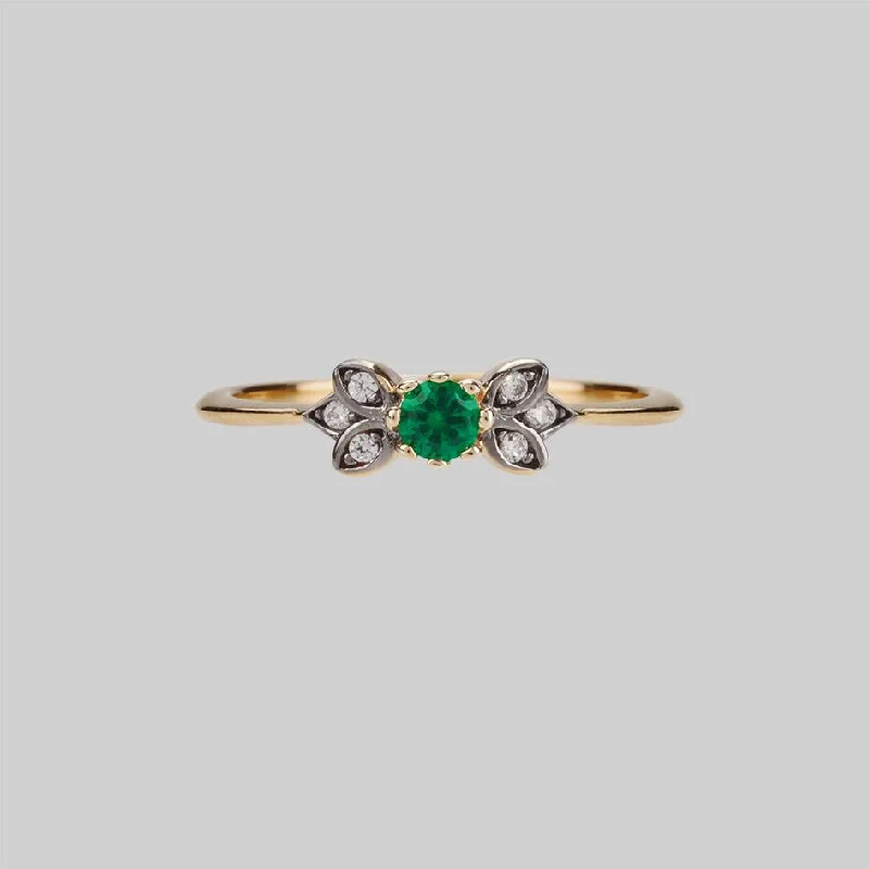 ENCHANTE. Green Quartz Gold Leaf Detailed Ring