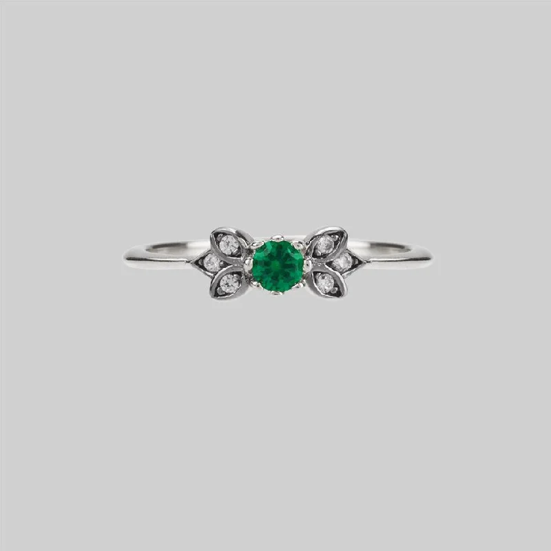 ENCHANTE. Green Quartz Silver Leaf Detailed Ring